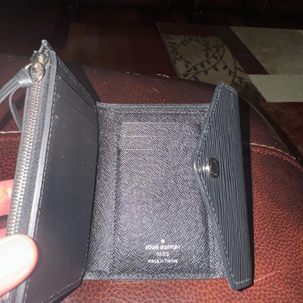 Authentic LV Epi Leather Wallet in excellent new condition. Used only once. - Picture 7 of 8